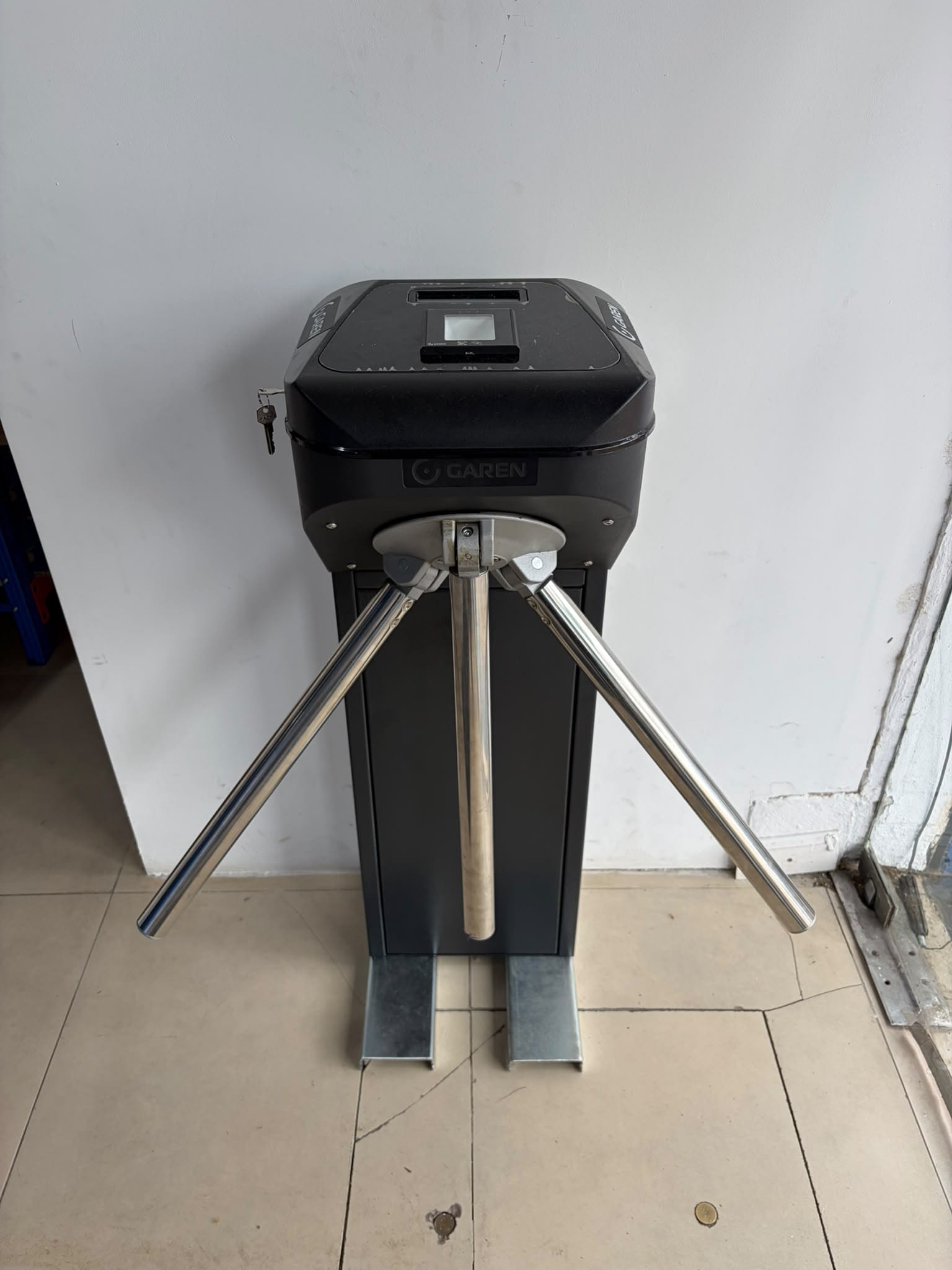 catraca molinete pedestal trípode con lector qr garen